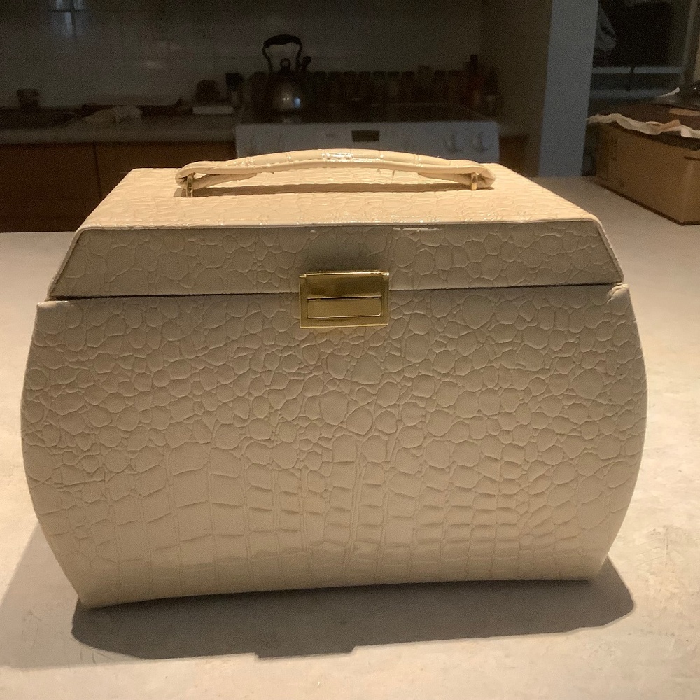 Purse sized Off White Jewellery Box
